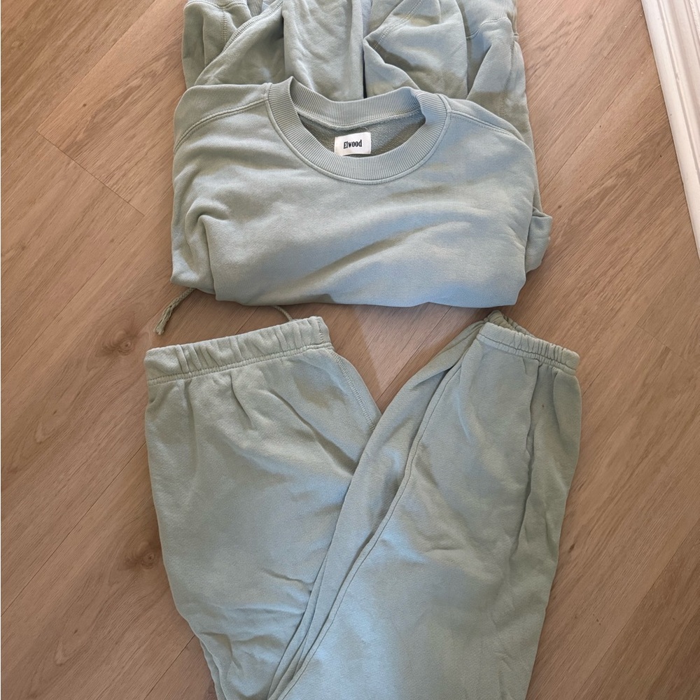 Elwood light green sweatpants and crewneck